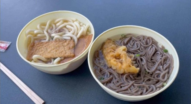 「欽明館」の天ぷらそば（右）ときつねうどん（左）