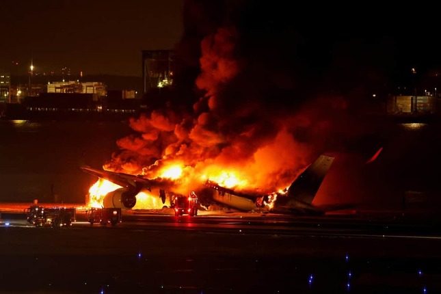 羽田空港のC滑走路で炎上するJAL機（写真：ロイター/アフロ）