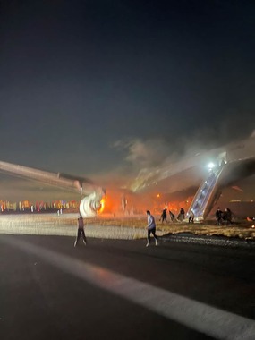 2日の事故。炎上するJAL機から脱出する乗客たち（写真：ロイター/アフロ）