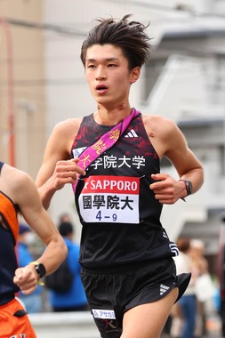 力走を見せる国学院大・吉田蔵之介選手（写真：アフロ）