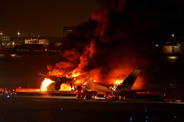 羽田空港で炎上する日本航空（JAL）の機体。乗客乗員379人は全員が脱出した（写真：ロイター/アフロ）