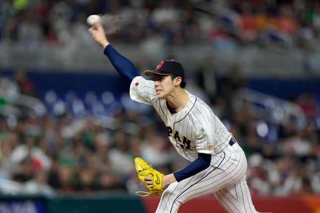 ロッテ・佐々木朗希。2023年は侍ジャパンの主力投手としてWBC制覇に貢献した（写真：AP/アフロ）