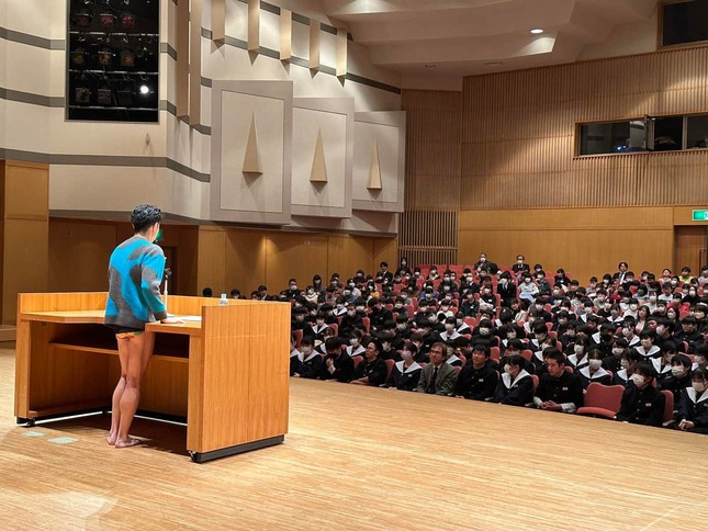 「トークの時は内容をしっかり届けるために服は着ます」と小島よしおさん（写真は小島よしおさんのXから）