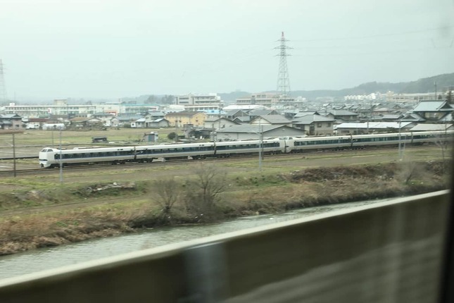 試乗会の特別列車を追い抜いていくサンダーバード9号。新幹線開業後は、この光景は見られなくなる
