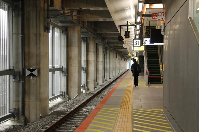 敦賀駅の在来線特急用ホーム。新幹線と8分で乗り換えられることになっているが…