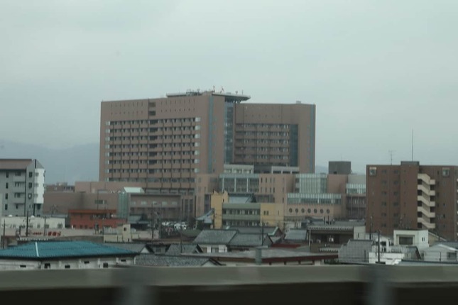 福井駅付近の車窓。福井県立病院が見える