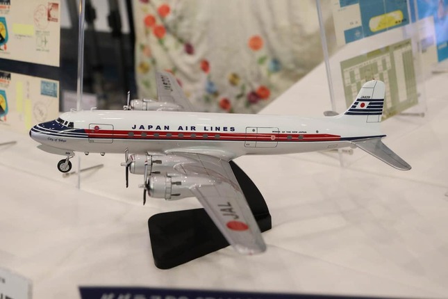 初便に使用されたプロペラ機、DC-6B型機（JA6201）のモデルプレーン。「City of Tokyo」の愛称がついていた