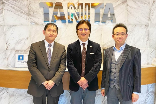 写真左から、タニタ代表取締役社長・谷田千里さん、前川孝雄、タニタ経営企画部社長補佐・二瓶琢史さん