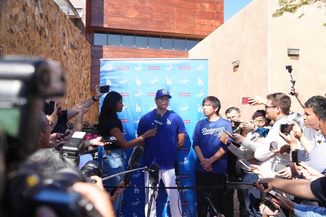 囲み取材に応じる大谷選手（写真：USA TODAY Sports/ロイター/アフロ）