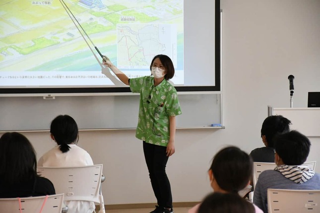 「伝承館」で、子どもたちに語り部活動をする（写真提供：横山和佳奈さん）