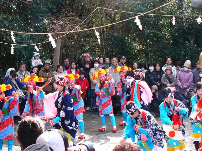 震災前の2010年、安波祭で「請戸の田植踊」を踊る横山さん（写真中央）（写真提供：横山和佳奈さん）