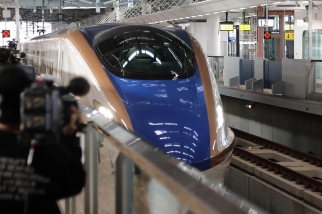 敦賀駅に入線する北陸新幹線のW7系の12両編成。3月16日に開業する