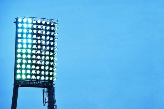 夜の試合には大電力が消費される