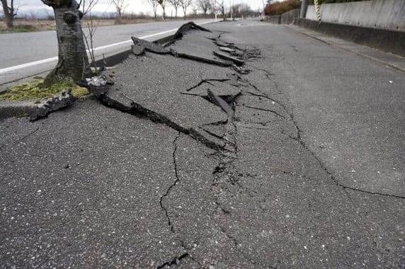 液状化する石川県内の歩道