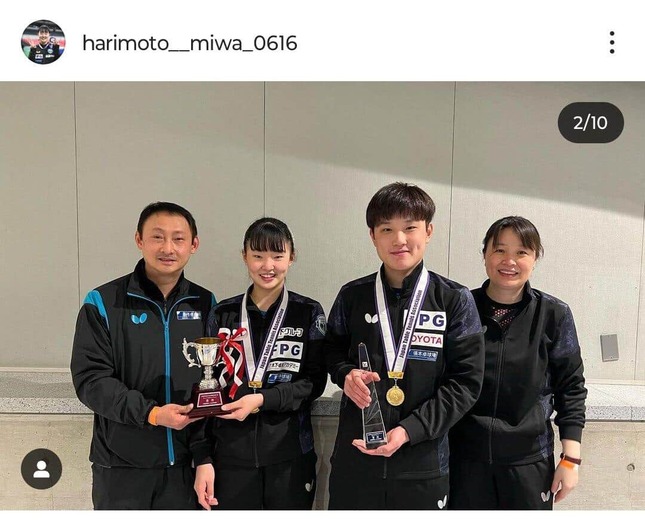 張本智和選手、美和選手、両親の集合写真。張本美和選手のインスタグラム（＠harimoto__miwa_0616）より