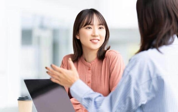 新入社員と会話する女性社員