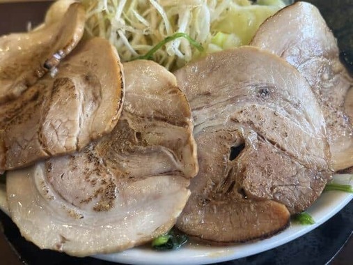 チャーシューとヤサイの乗ったガッツリ系ラーメン（画像はイメージ）