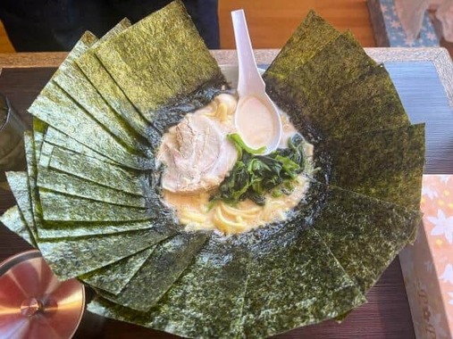 海苔とほうれん草の乗った家系ラーメン（画像はイメージ）