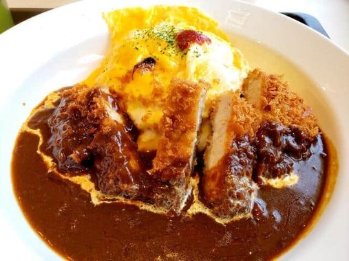 大盛のオムカツカレー（画像はイメージ）