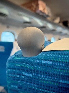 新幹線の座席に設置されている「手すり」（toshibo｜書籍『ゲーム旅』1.25予約受付中｜廃墟と写真（@JIYUKENKYU_jp）さんのポストより）