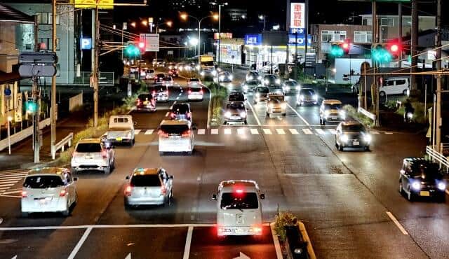 夜の国道の運転