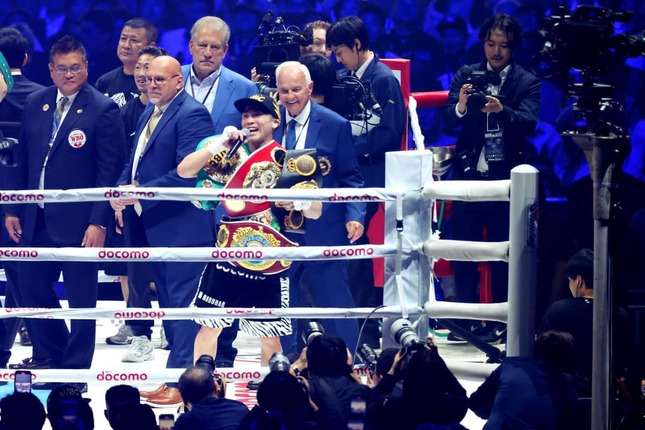 関係者としてリングに上がるロバートの山本博さん（写真奥）（写真：西村尚己/アフロスポーツ）