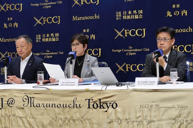 左から山田宏参院議員、稲田朋美衆院議員、東海大の山田吉彦教授。尖閣諸島の現状について説明した