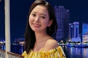 兒玉遥、海外旅行を満喫　白ビキニ姿＆左腕に「タトゥーシール」...何のデザイン？「蝶々？」「ドラゴンに見える」