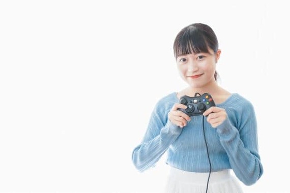 テレビゲームを楽しむ女性