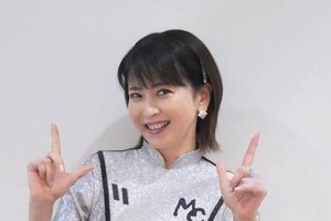 森高千里55歳が超ミニスカ　「絶対領域」バッチリの姿に「何度見ても若い」