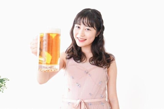 ビールのジョッキを手に持つ女性