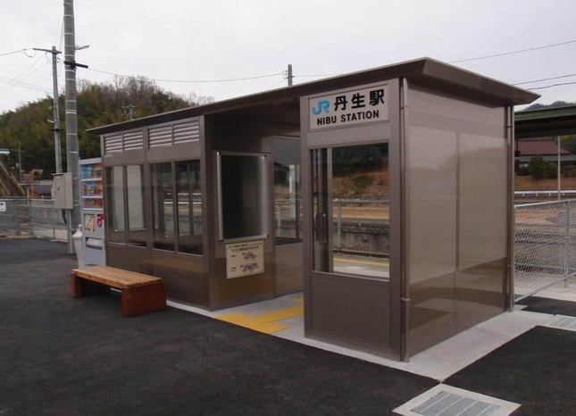 香川県東かがわ市の「丹生駅」の駅舎（JR四国広報室提供）