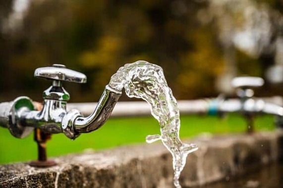 暑い日の水分補給は重要だ（写真はイメージ）