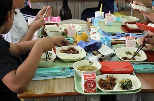 給食を食べる子どもたち（写真：つのだよしお/アフロ）