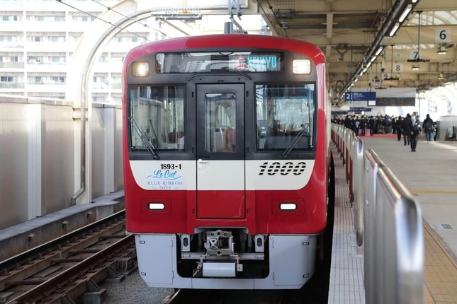 京急ではさまざまな種類の電車が走る、写真は2021年にお目見えした1000形1890番台。京急蒲田駅で撮影