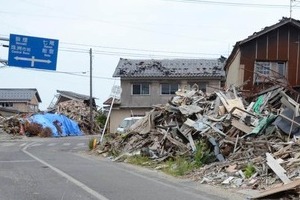 能登半島地震から半年の石川県珠洲市を歩く　壊れたままの家々、被災地は置き去りなのか