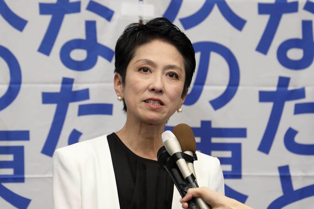 小池百合子氏に当確が出た後、報道陣の取材に応じる蓮舫氏