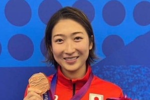 水泳・池江璃花子、パリの五輪モニュメントで「マッチョ」ポーズ　3度目の五輪で初のメダルを...エール相次ぐ