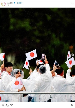 日本代表選手。開会式では雨が降る時間も。パリ五輪公式インスタグラム（＠paris2024）より