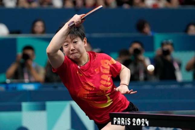 混合ダブルス決勝戦での王楚欽選手（写真：AP/アフロ）