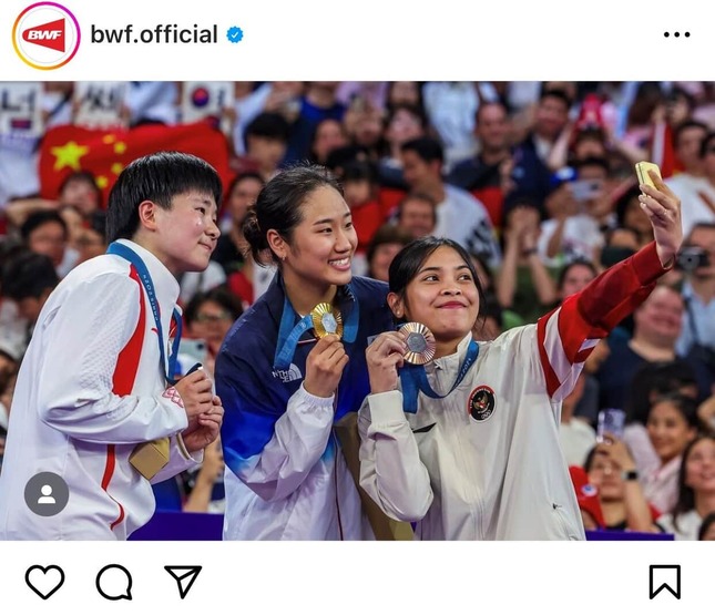 メダリストらの自撮りショット（BWFインスタグラムより）