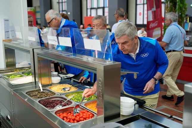 選手村食堂を視察したバッハ会長（写真：代表撮影/ロイター/アフロ）