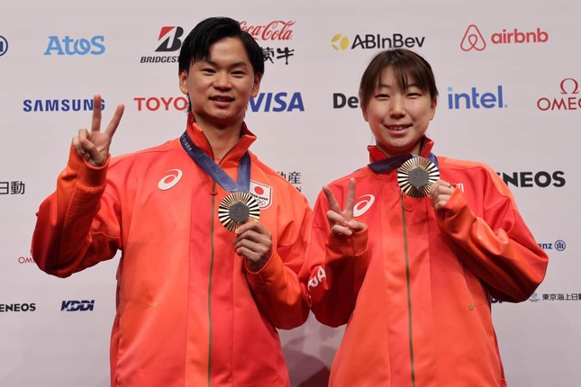 渡辺勇大選手＆東野有紗選手（写真：アフロスポーツ）