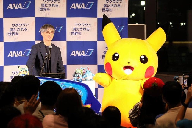 出発式にはピカチュウも登場。左側はポケモンの宇都宮崇人・最高執行責任者（COO）