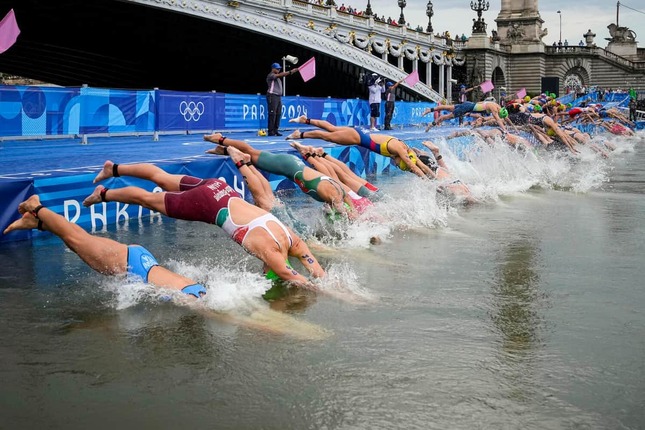 パリ五輪トライアスロン女子（写真：AP/アフロ）