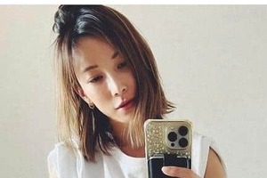 【画像】加藤あい（41）背中ざっくりキャミワンピ　振り返った姿が「天使」「美貌にうっとり」