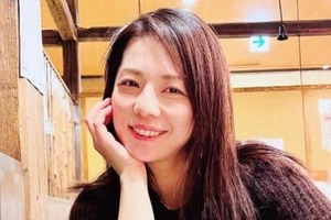 「JKにしか見えない」44歳吉岡美穂の制服姿ショット　ネット騒然「恐ろしいほど違和感なし」