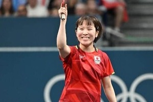 卓球・平野美宇×石川佳純×平野早矢香　「五輪祝い」ショットが「可愛すぎる」「歴代美人3人が揃い踏み」