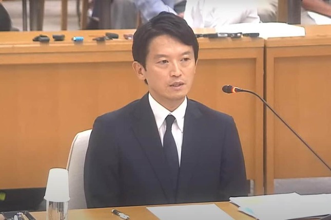 兵庫県議会調査特別委員会（百条委員会）で答弁する斎藤元彦知事（画僧は兵庫県議会の配信動画から）