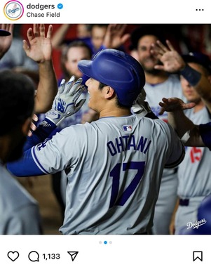 仲間に歓迎される大谷（ドジャースのインスタグラムより）